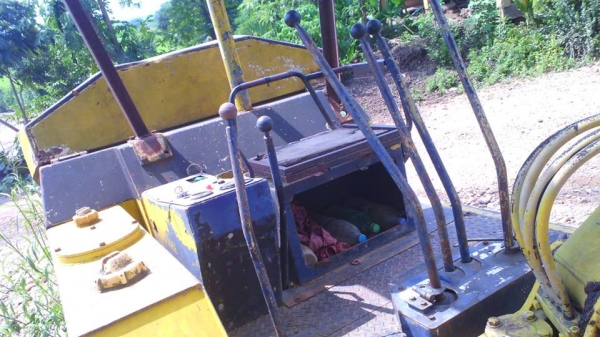 รถขุด KOMATSU PC15  มีใบดันหน้า ไฮดรอลิกแห้งดี ไม่มีน้ำมันเยิ้ม.