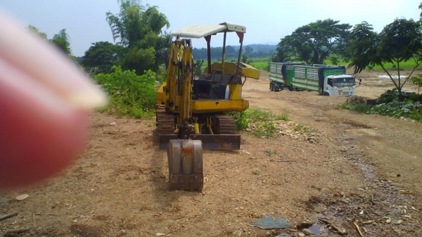 รถขุด KOMATSU PC15  มีใบดันหน้า ไฮดรอลิกแห้งดี ไม่มีน้ำมันเยิ้ม.