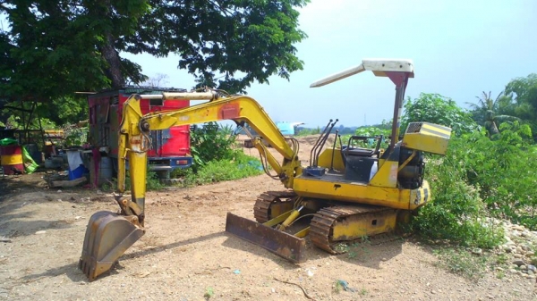 รถขุด KOMATSU PC15  มีใบดันหน้า ไฮดรอลิกแห้งดี ไม่มีน้ำมันเยิ้ม.