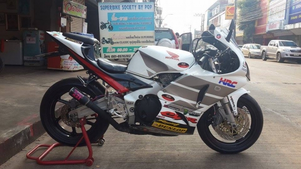 ขายคับ HONDA CBR400 ปี92 ทะเบียนแท้พร้อมโอนไม่ขาดต่อ ของแต่งล้น แฟริ่งRC212 โช็คหน้าUP SIDE DOWN ท่อแต่งเสียงกระหึ่ม เกียร์โยง โซ่สเตอเต็ม สวยๆ คับ ราคา 70000 บาท ส่งได้ทั่วไทยคับ สนใจติดต่อ 081-0578282 ไอดีไลน์ POPBIGBIKESAKON คับ สนใจรถสวย ถูก ดี ต้อง P