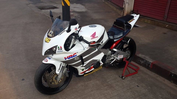 ขายคับ HONDA CBR400 ปี92 ทะเบียนแท้พร้อมโอนไม่ขาดต่อ ของแต่งล้น แฟริ่งRC212 โช็คหน้าUP SIDE DOWN ท่อแต่งเสียงกระหึ่ม เกียร์โยง โซ่สเตอเต็ม สวยๆ คับ ราคา 70000 บาท ส่งได้ทั่วไทยคับ สนใจติดต่อ 081-0578282 ไอดีไลน์ POPBIGBIKESAKON คับ สนใจรถสวย ถูก ดี ต้อง P