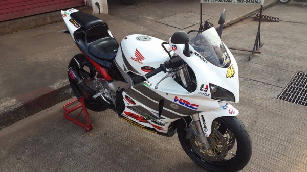 ขายคับ HONDA CBR400 ปี92 ทะเบียนแท้พร้อมโอนไม่ขาดต่อ ของแต่งล้น แฟริ่งRC212 โช็คหน้าUP SIDE DOWN ท่อแต่งเสียงกระหึ่ม เกียร์โยง โซ่สเตอเต็ม สวยๆ คับ ราคา 70000 บาท ส่งได้ทั่วไทยคับ สนใจติดต่อ 081-0578282 ไอดีไลน์ POPBIGBIKESAKON คับ สนใจรถสวย ถูก ดี ต้อง P