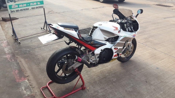 ขายคับ HONDA CBR400 ปี92 ทะเบียนแท้พร้อมโอนไม่ขาดต่อ ของแต่งล้น แฟริ่งRC212 โช็คหน้าUP SIDE DOWN ท่อแต่งเสียงกระหึ่ม เกียร์โยง โซ่สเตอเต็ม สวยๆ คับ ราคา 70000 บาท ส่งได้ทั่วไทยคับ สนใจติดต่อ 081-0578282 ไอดีไลน์ POPBIGBIKESAKON คับ สนใจรถสวย ถูก ดี ต้อง P