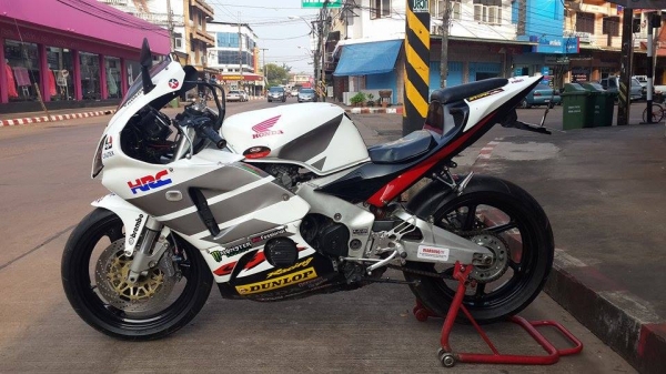 ขายคับ HONDA CBR400 ปี92 ทะเบียนแท้พร้อมโอนไม่ขาดต่อ ของแต่งล้น แฟริ่งRC212 โช็คหน้าUP SIDE DOWN ท่อแต่งเสียงกระหึ่ม เกียร์โยง โซ่สเตอเต็ม สวยๆ คับ ราคา 70000 บาท ส่งได้ทั่วไทยคับ สนใจติดต่อ 081-0578282 ไอดีไลน์ POPBIGBIKESAKON คับ สนใจรถสวย ถูก ดี ต้อง P