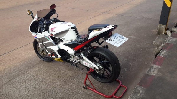 ขายคับ HONDA CBR400 ปี92 ทะเบียนแท้พร้อมโอนไม่ขาดต่อ ของแต่งล้น แฟริ่งRC212 โช็คหน้าUP SIDE DOWN ท่อแต่งเสียงกระหึ่ม เกียร์โยง โซ่สเตอเต็ม สวยๆ คับ ราคา 70000 บาท ส่งได้ทั่วไทยคับ สนใจติดต่อ 081-0578282 ไอดีไลน์ POPBIGBIKESAKON คับ สนใจรถสวย ถูก ดี ต้อง P