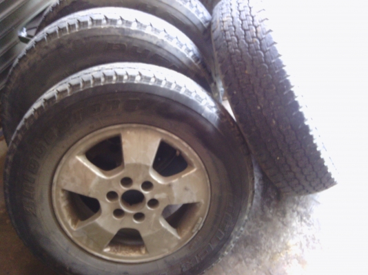 ขายล้อ Max Navara ขอบ 16 (ไม่คด ไม่เคยซ่อม)แถมยาง 3 เส่น สภาพยางไม่ค่อยสวย 1 ชุด ราคา 6,000 บาท