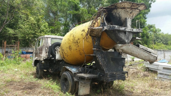 6ล้อโม่ปูน2คัน(ขาย450000) 168แรง 165แรง HINOกับISUZU  โม่2คิวและ2.5คิว จอดทิ้งไว้2ปี เล่ม ม.79 ไว้