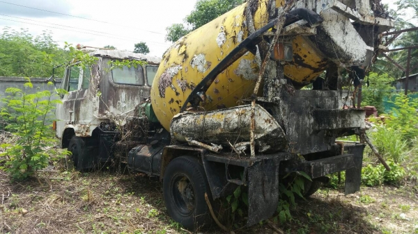 6ล้อโม่ปูน2คัน(ขาย450000) 168แรง 165แรง HINOกับISUZU  โม่2คิวและ2.5คิว จอดทิ้งไว้2ปี เล่ม ม.79 ไว้