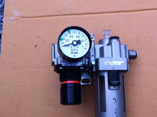 ชุดจ่ายละอองน้ำมันยี่ห้อ SMC เข้าระบบพร้อมชุดปรับแรงดันเพื่อการหล่อลื่นและเลียงระบบการทำงานของอุปกรณ์ลมต่างๆ