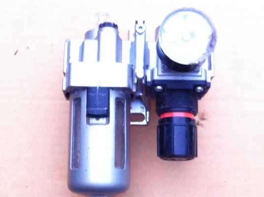 ชุดจ่ายละอองน้ำมันยี่ห้อ SMC เข้าระบบพร้อมชุดปรับแรงดันเพื่อการหล่อลื่นและเลียงระบบการทำงานของอุปกรณ์ลมต่างๆ