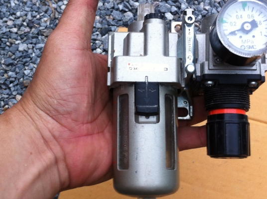 ชุดจ่ายละอองน้ำมันยี่ห้อ SMC เข้าระบบพร้อมชุดปรับแรงดันเพื่อการหล่อลื่นและเลียงระบบการทำงานของอุปกรณ์ลมต่างๆ