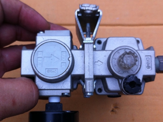 ชุดจ่ายละอองน้ำมันยี่ห้อ SMC เข้าระบบพร้อมชุดปรับแรงดันเพื่อการหล่อลื่นและเลียงระบบการทำงานของอุปกรณ์ลมต่างๆ