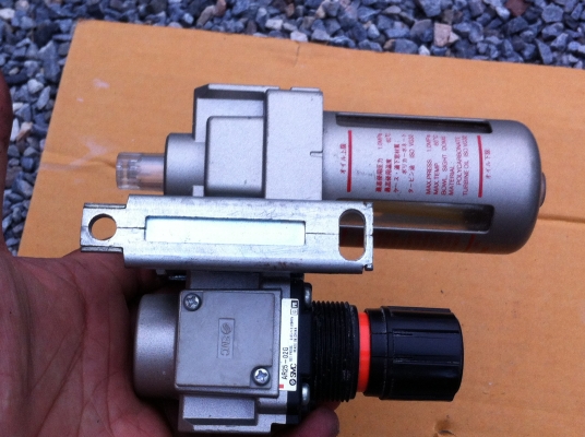 ชุดจ่ายละอองน้ำมันยี่ห้อ SMC เข้าระบบพร้อมชุดปรับแรงดันเพื่อการหล่อลื่นและเลียงระบบการทำงานของอุปกรณ์ลมต่างๆ