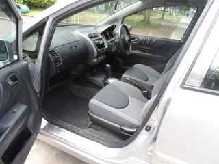 HONDA JAZZ 1.5 V-TEC ปี 2004จัดไฟแนนซ์ ดาวน์ 8000 T.086-5279533