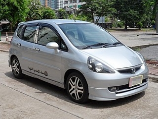 HONDA JAZZ 1.5 V-TEC ปี 2004จัดไฟแนนซ์ ดาวน์ 8000 T.086-5279533
