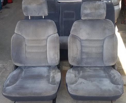 เบาะรถยต์ กำมะหยี่ สภาพสวย ครบชุด  เฉพาะคู่หน้า = 2500 บาท ทั้งชุด = 3500 บาท