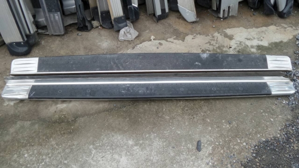 บันไดเสริมข้าง ดีแม็ค แพลตตินั่ม สี่ประตู ของแท้มือสองพร้อมขายึดครบ