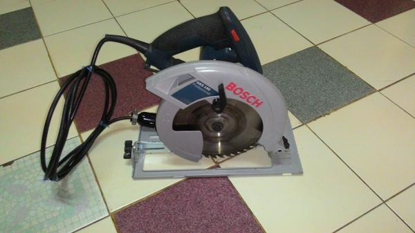 ขายเลื่อยวงเดือนไฟฟ้าขนาดใส่ใบ7นิ้วยี่ห้อBoschรุ่นGSK190(1,400วัตต์)สภาพดีมากๆเกิน90\%ครับ