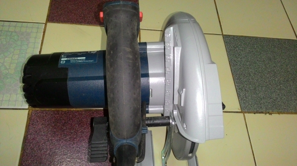 ขายเลื่อยวงเดือนไฟฟ้าขนาดใส่ใบ7นิ้วยี่ห้อBoschรุ่นGSK190(1,400วัตต์)สภาพดีมากๆเกิน90\%ครับ