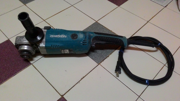 ขายหินเจียยี่ห้อMakitaรุ่นGA7020(2,200W)ขนาดใส่ใบ7นิ้วสภาพดีมากๆครับ