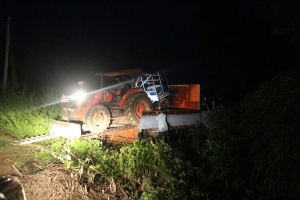 มาไวไปเร็วอีกแล้วครับท่าน ไปนราธิวาส อาด ลาด แล้ว ครับท่าน เครื่องปลูกอ้อย สวยกริบกว่าเดิม สำหรับท่านที่พลาดโอกาศใน ล๊อตแรกใกล้ฤดูปลูกเข้ามาทุกขณะแล้ว หาอยู่ไม่ผิดหวังแน่นอน