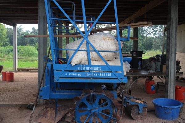 มาไวไปเร็วอีกแล้วครับท่าน ไปนราธิวาส อาด ลาด แล้ว ครับท่าน เครื่องปลูกอ้อย สวยกริบกว่าเดิม สำหรับท่านที่พลาดโอกาศใน ล๊อตแรกใกล้ฤดูปลูกเข้ามาทุกขณะแล้ว หาอยู่ไม่ผิดหวังแน่นอน