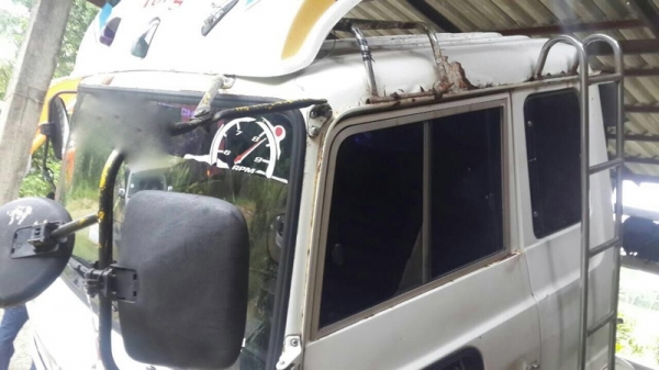 รถฮีโน่ 10 ล้อ KT - 725  ท้ายลาด  178 แรงม้า.  สนใจติดต่อ 081 - 6079515