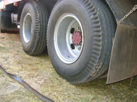 ยางรถบรรทุก  1000/ 20  ถอดจากรถ   9  เส้น  ราคา คุยกับเจ้าของรถเลย ครับ