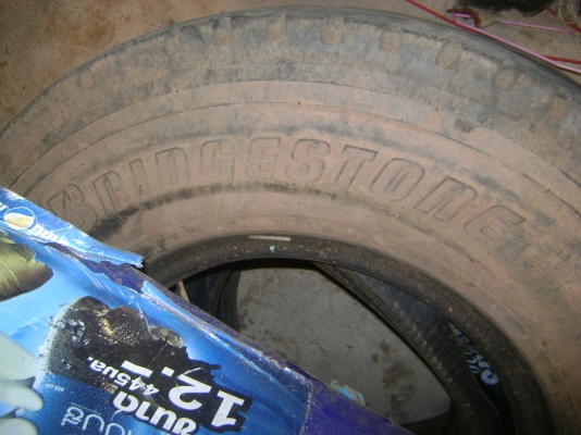 ยางรถบรรทุก  1000/ 20  ถอดจากรถ   9  เส้น  ราคา คุยกับเจ้าของรถเลย ครับ