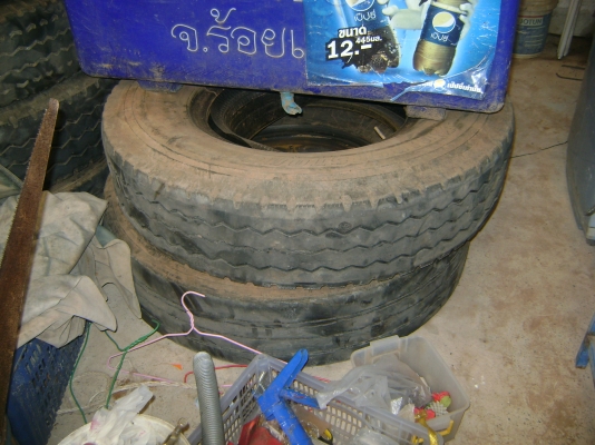 ยางรถบรรทุก  1000/ 20  ถอดจากรถ   9  เส้น  ราคา คุยกับเจ้าของรถเลย ครับ