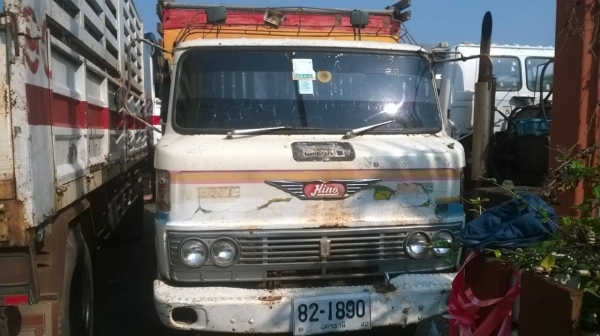 ขายถูกรถบรรทุก 6 ล้อ HINO KM310 คัสซีสวยตลอดเส้น  เครื่องเดิม DQ100 มีสโลว์กลาง ยางเต็ม ทะเบียนพร้อมโอน ราคาต่อรองได้ครับ