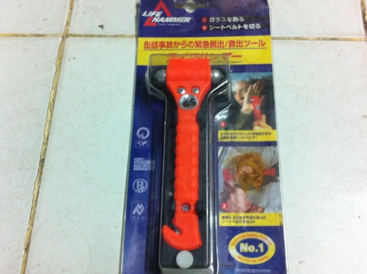 อุปกรณ์นิรภัยช่วยชีวิตในรถ ค้อนเคาะกระจกรถและมีดตัดเข็มขัดนิรภัย