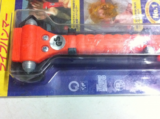 อุปกรณ์นิรภัยช่วยชีวิตในรถ ค้อนเคาะกระจกรถและมีดตัดเข็มขัดนิรภัย