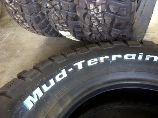 ยางใหม่ BF Goodrich Mud-Terrain KM2 265 75 r16 เส้นละ 7500 ยางใหม่ BF Goodrich Mud-Terrain KM2 265 75 r16 เส้นละ 7500