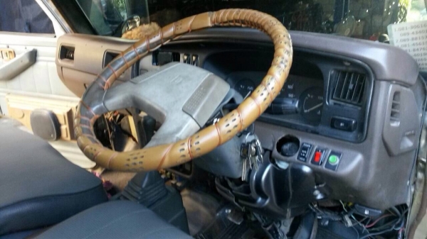 ขายรถตู้ฟอร์ดพร้อมใช้งานไม่ต้องทำอะไร เครื่องดีเซลTD25 แอร์เย็นหน้าหลัง แตรลมเครื่องเล่นDVD พวงมาลัยเพาร์เวอร์ ทะเบียนไม่ขาด ล้อแม็ค ขาย 65000 บาท