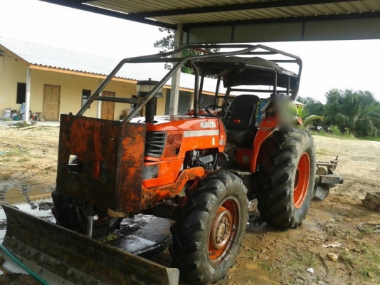 รถไถ KUBOTA M9000. 2 เพลา. สนใจติดต่อ 081 - 6079515 รถไถ KUBOTA M9000. 2 เพลา. สนใจติดต่อ 081 - 6079515