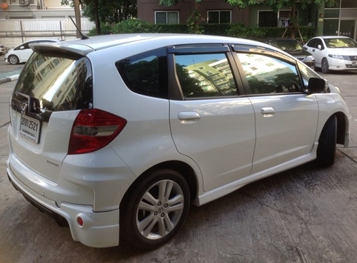 ต้องการขาย Honda Jazz 20103-1.5sv as สีขาวชุดแต่งรอบคัน
