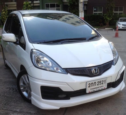 ต้องการขาย Honda Jazz 20103-1.5sv as สีขาวชุดแต่งรอบคัน