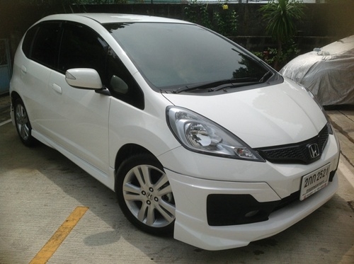 ต้องการขาย Honda Jazz 20103-1.5sv as สีขาวชุดแต่งรอบคัน