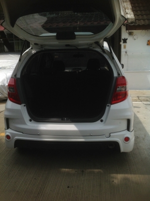 ต้องการขาย Honda Jazz 20103-1.5sv as สีขาวชุดแต่งรอบคัน