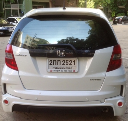 ต้องการขาย Honda Jazz 20103-1.5sv as สีขาวชุดแต่งรอบคัน