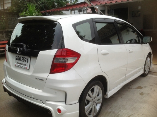 ต้องการขาย Honda Jazz 20103-1.5sv as สีขาวชุดแต่งรอบคัน