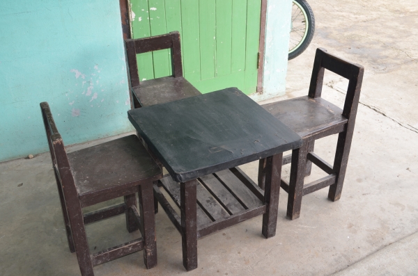 โต๊ะและเก้าอี้คลาสสิค