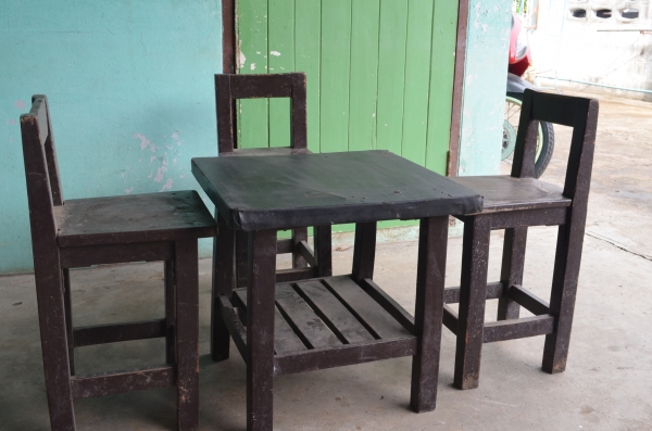 โต๊ะและเก้าอี้คลาสสิค