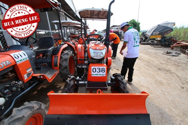 AUC 7 Code 038  แทรกเตอร์ KUBOTA KRT140  ราคา เริ่มต้นการประมูล 90,000 บาท