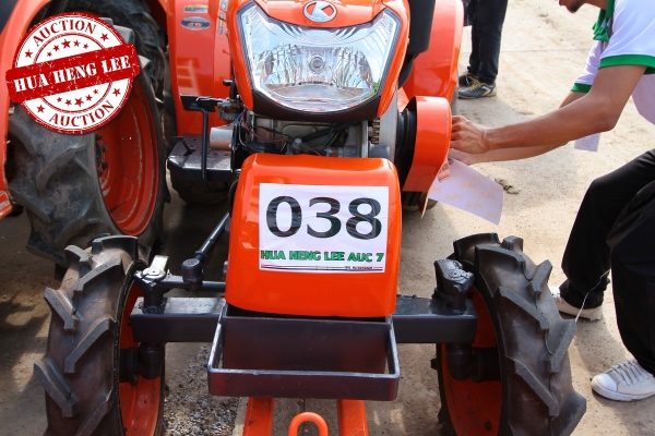 AUC 7 Code 038  แทรกเตอร์ KUBOTA KRT140  ราคา เริ่มต้นการประมูล 90,000 บาท