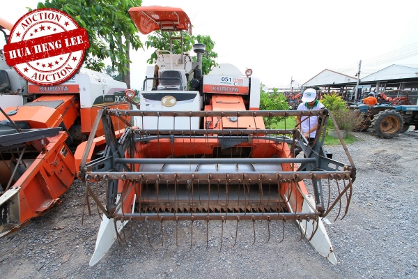 AUC 7 Code 051  รถเกี่ยวนวดข้าว KUBOTA DC-60G  ราคา เริ่มต้นการประมูล 330,000 บาท