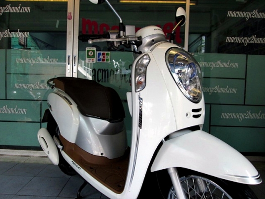 scoopy-i สีขาวเทา รถเดือน ธันวาคม ปี 56 ไมล์ 6 พันโล รุ่นใหม่ไฟหน้าโปรเจ็คเตอร์ ฟรีค่าโอน แถม 3 รายการ 32900