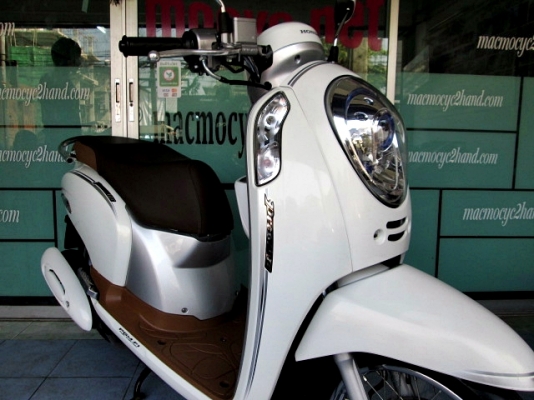 scoopy-i สีขาวเทา รถเดือน ธันวาคม ปี 56 ไมล์ 6 พันโล รุ่นใหม่ไฟหน้าโปรเจ็คเตอร์ ฟรีค่าโอน แถม 3 รายการ 32900 scoopy-i สีขาวเทา รถเดือน ธันวาคม ปี 56 ไมล์ 6 พันโล รุ่นใหม่ไฟหน้าโปรเจ็คเตอร์ ฟรีค่าโอน แถม 3 รายการ 32900