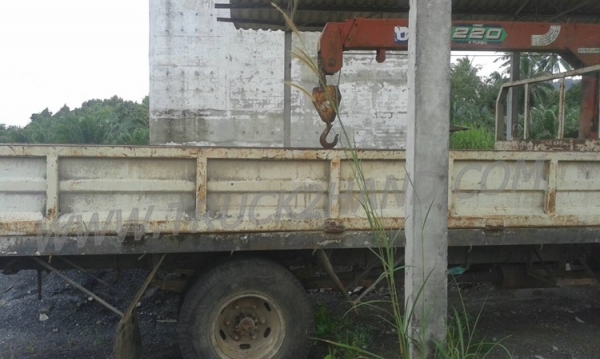 รถบรรทุกติดเครนยี่ห้อยูนิก ยี่ห้อรถ HINO 6 ล้อ รุ่น KM779 กระบะช่วงยาว